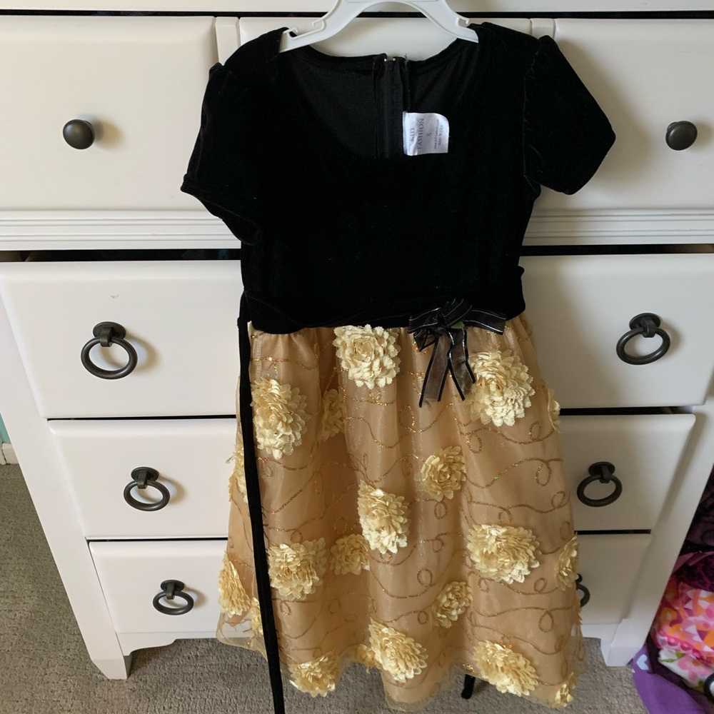 Size 8 kid fashion black and gold dress!